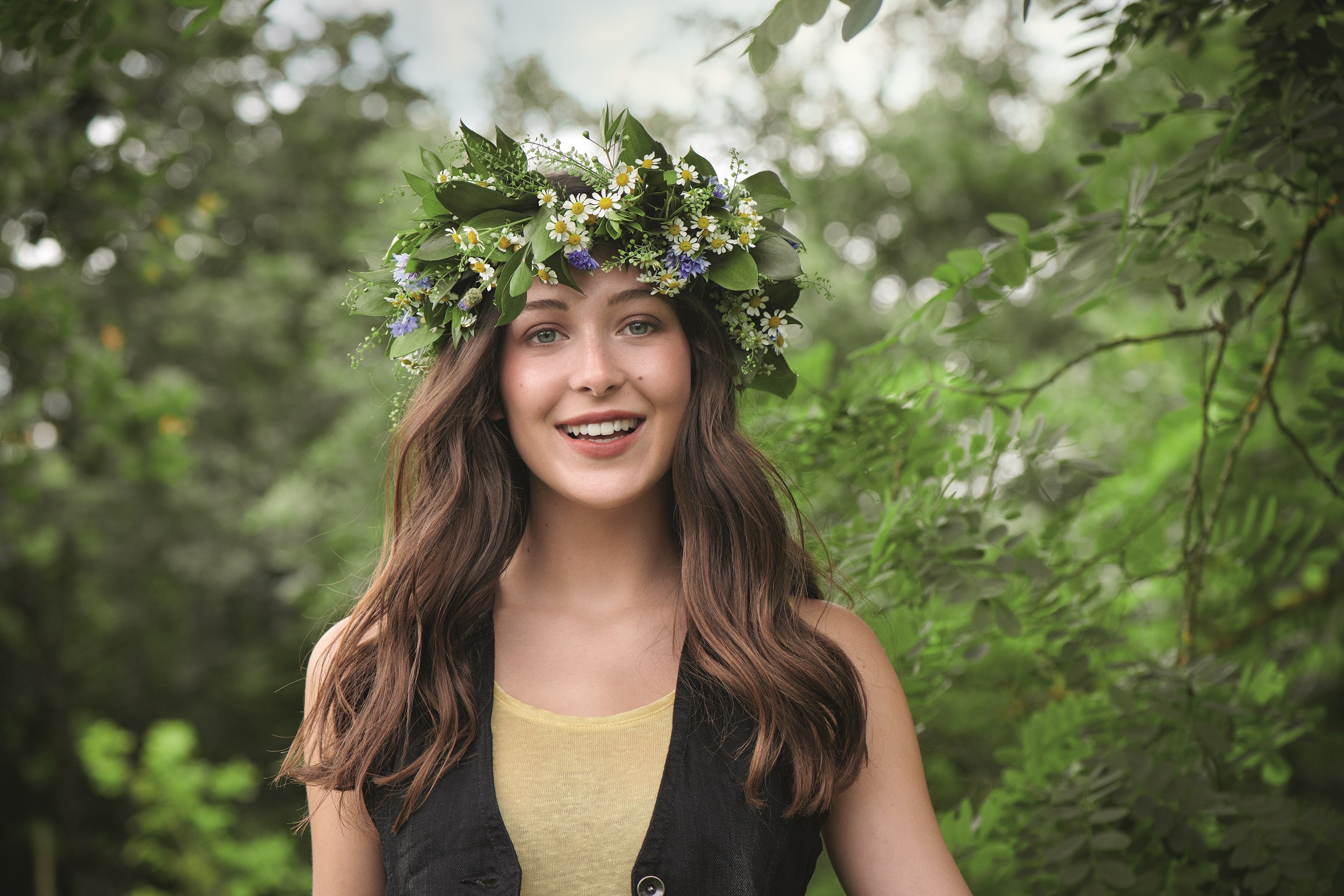Ein Mädchen trägt einen Blumenkranz auf dem Kopf sowimage