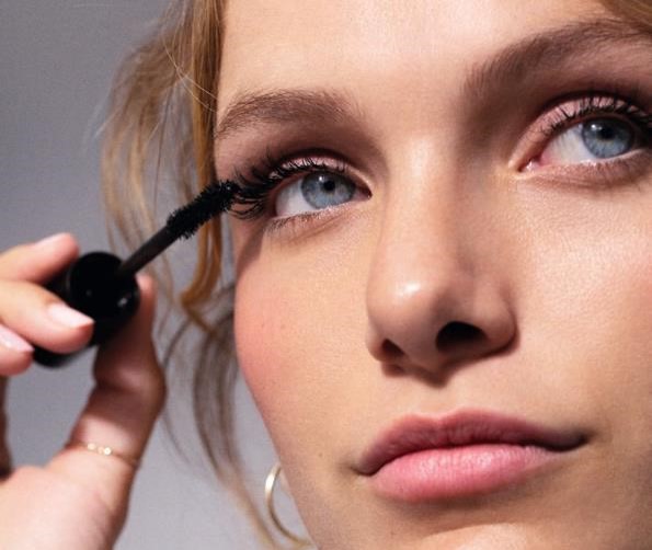 Anwendung Mascara sowimage