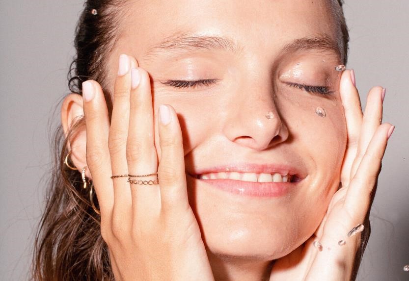 Gesichtsreinigung: Make-up entfernen sowimage