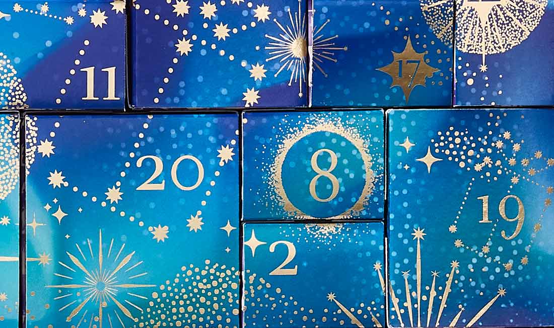 2210_S_Article N°4 Advent Calendar_VISUEL 3_1100x652 fond bleu étoilée et de bleu nuit, lumière sur le calendrier de l'avent 2022 par yves rocher