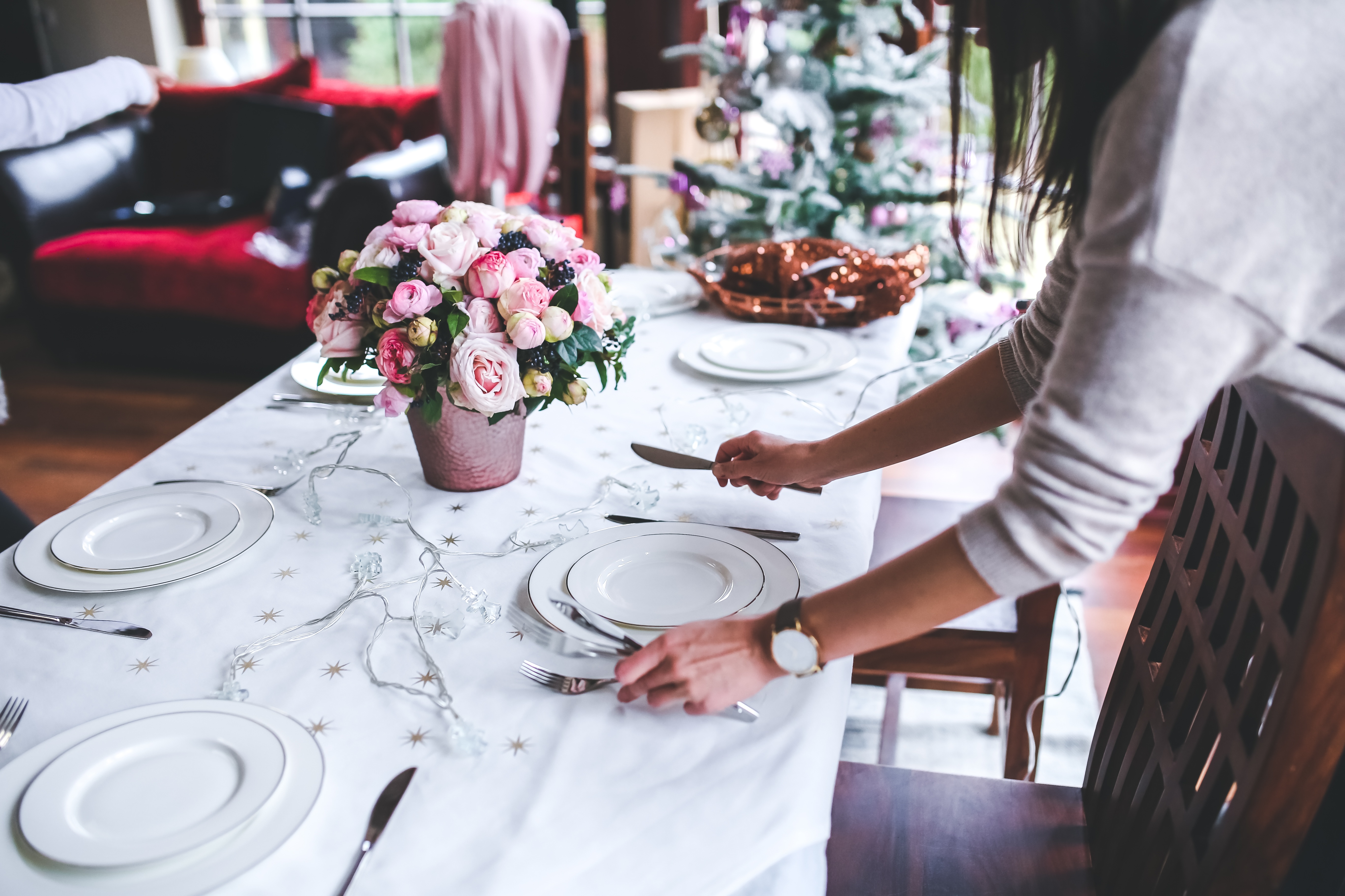 Personne dressant une table de noël