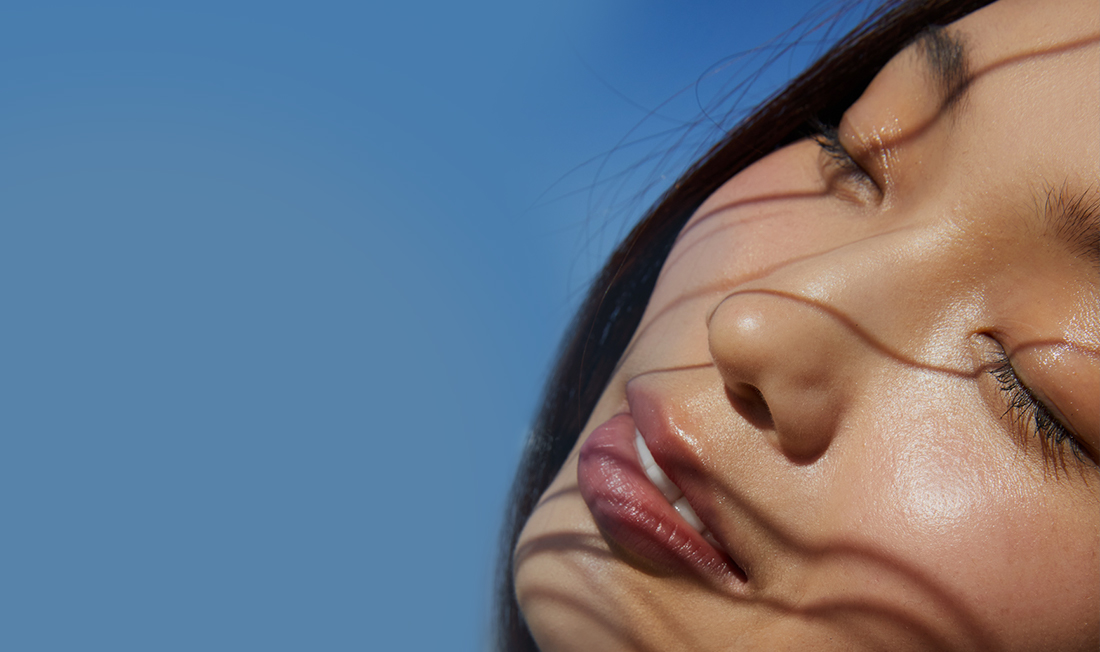 femme asiatique exposée au soleil au vent sous un ciel bleu