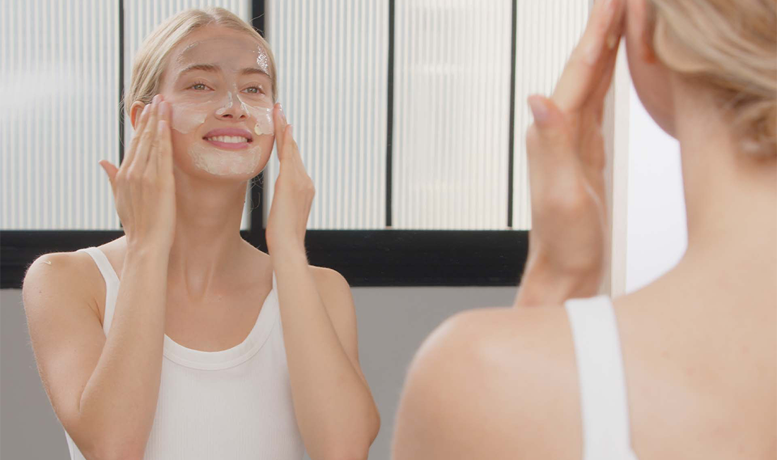 femme européenne appliquant son masque yves rocher sur visage avec le sourire