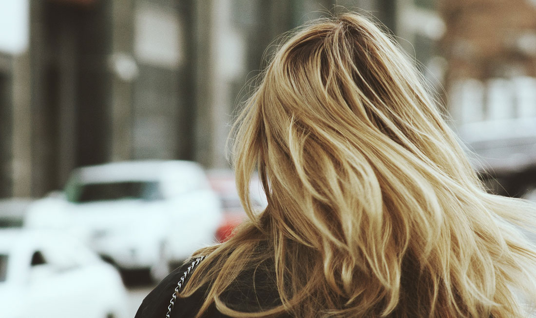 Femme aux longs cheveux blonds vue de dos. sowimage