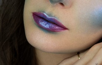 Appliquer le gloss bleu au centre des lèvres à l’aide du Pinceau Lèvres sowimage