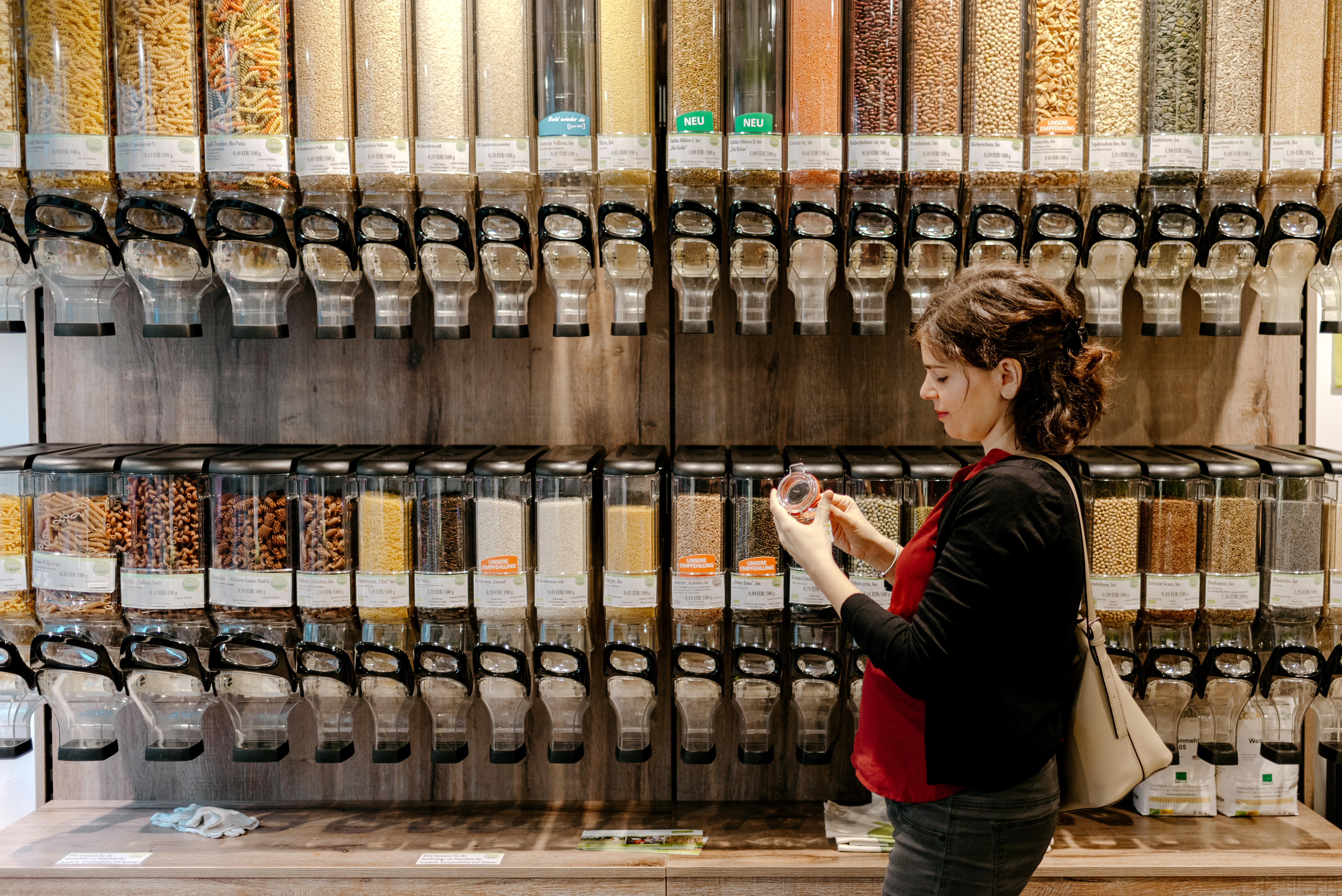 Zero Waste Einkauf in einem verpackungsfreiem Supermarkt sowimage