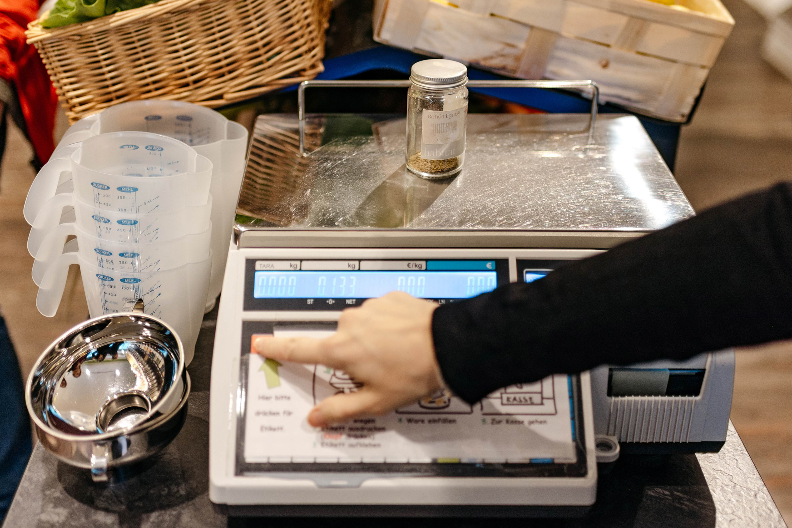Produkte im verpackungsfreien Supermarkt abwiegen sowimage