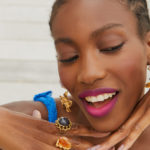 femme afro qui porte son summer look par yves rocher