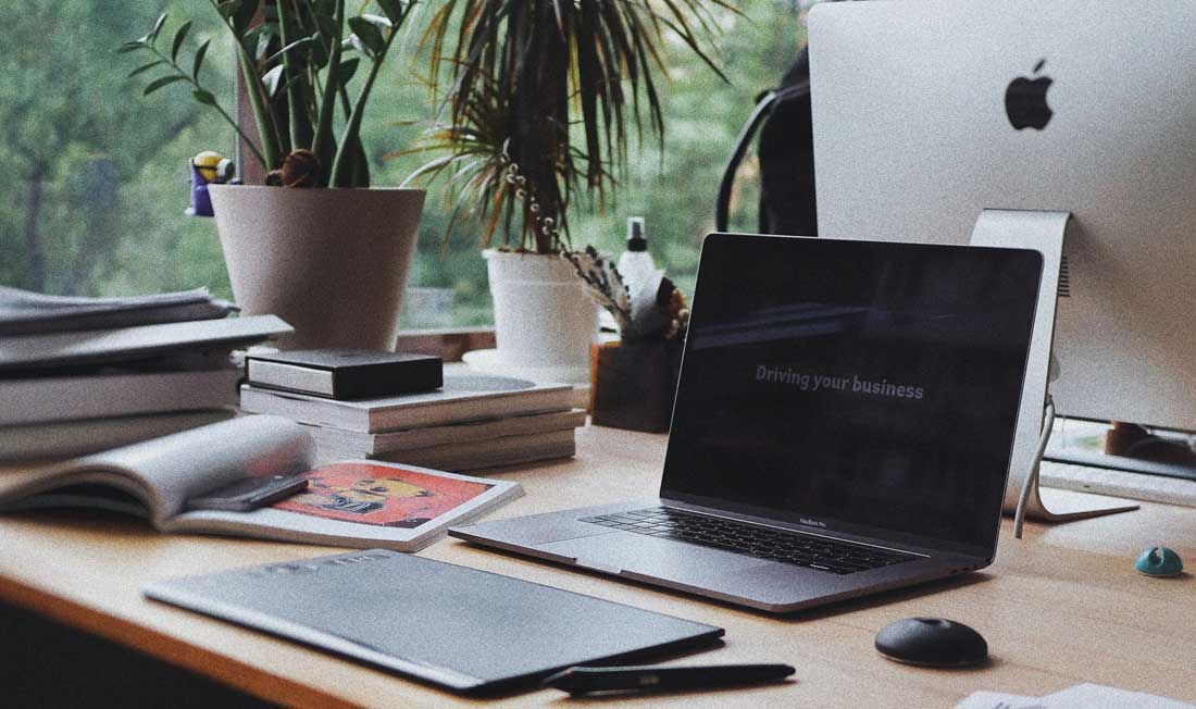 ordinateur sur un bureau de télétravail Yves Rocher avec des plantes