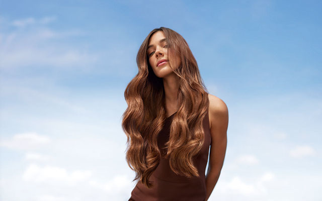 Femme brune aux cheveux longs et épais