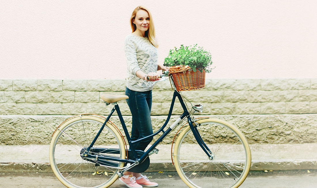 Jong meisje met fiets