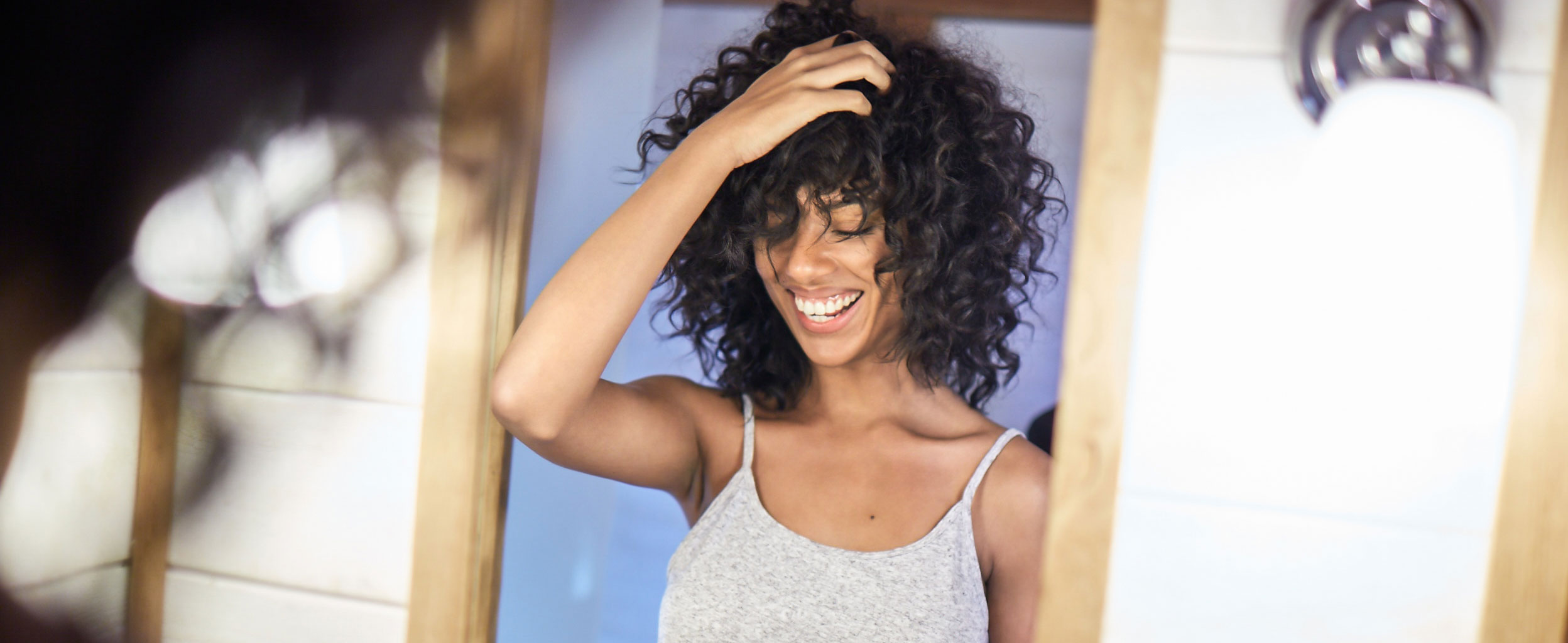 Jeune femme devant son miroir