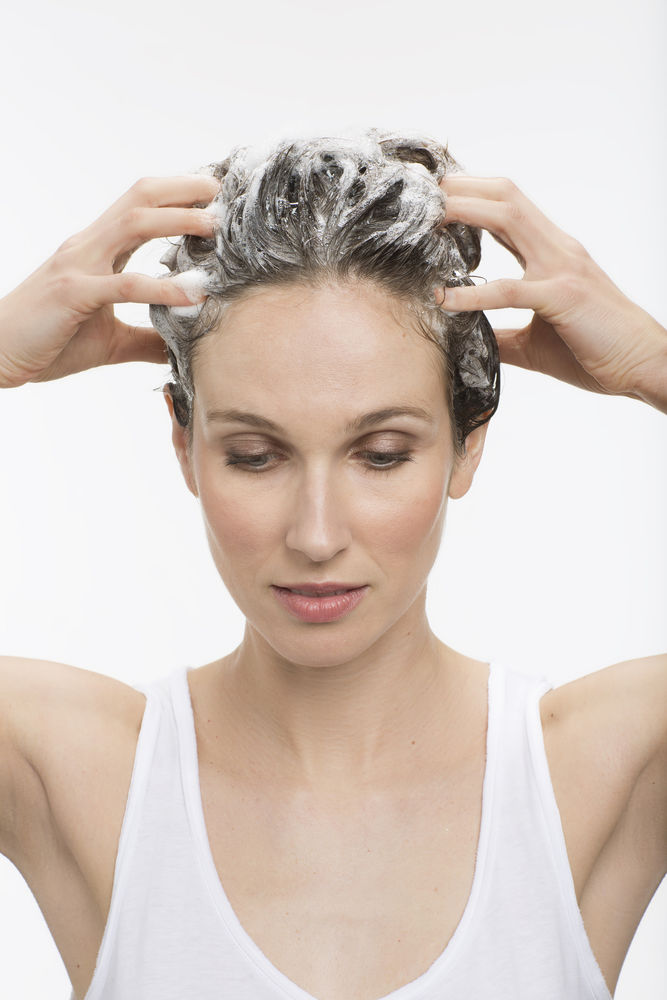 141320-Step By Step Capillaires Application shampooing, massage du crâne sowimage