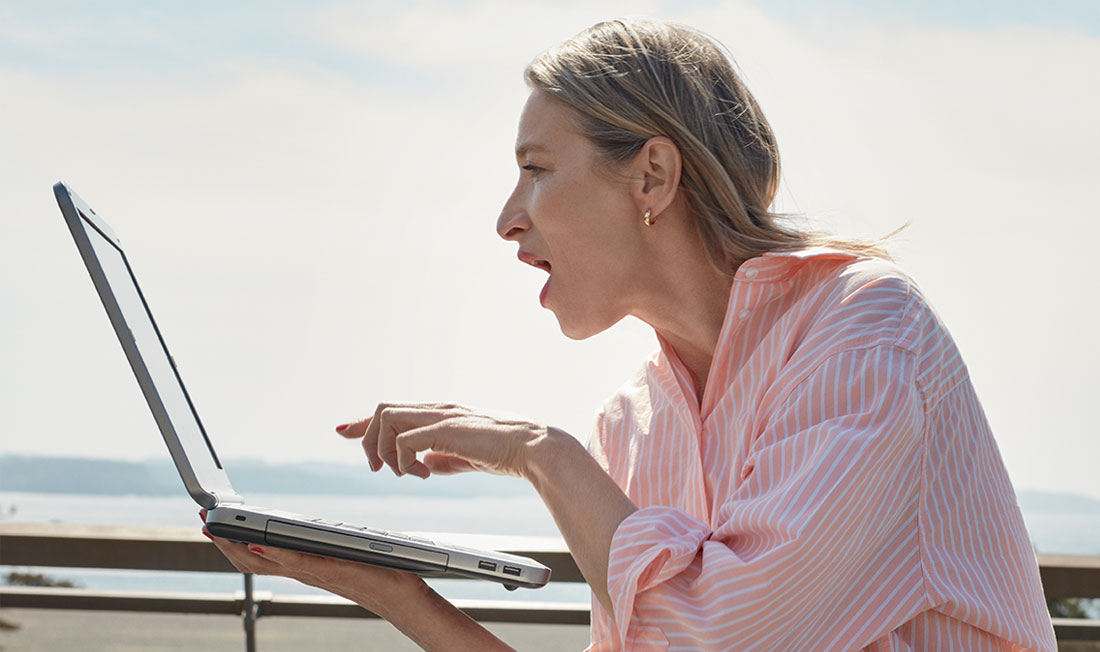 télétravail près de la mer avec femme parlant devant son ordinateur pour Yves Rocher